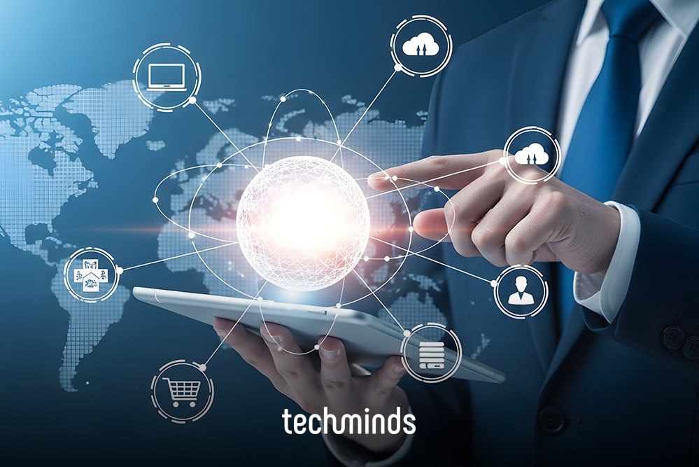 Hand mit Tablet, Weltkarte und Shopping-Icons, Jobprofil Head of E-Commerce