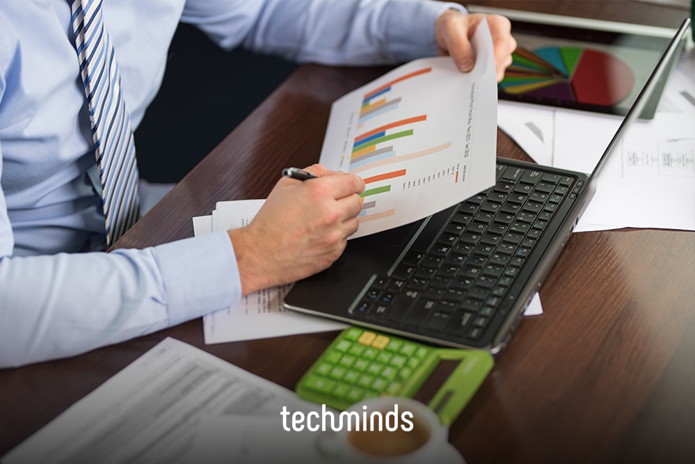 Aufsichtsrat prüft einen Bericht mit Diagrammen am Laptop, Jobprofil Aufsichtsrat