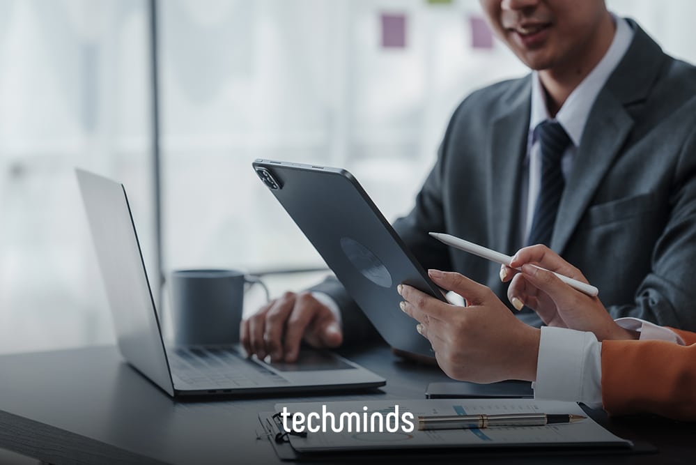 Führungskraft am Laptop und Tablet bei der Analyse, Jobprofil CBDO