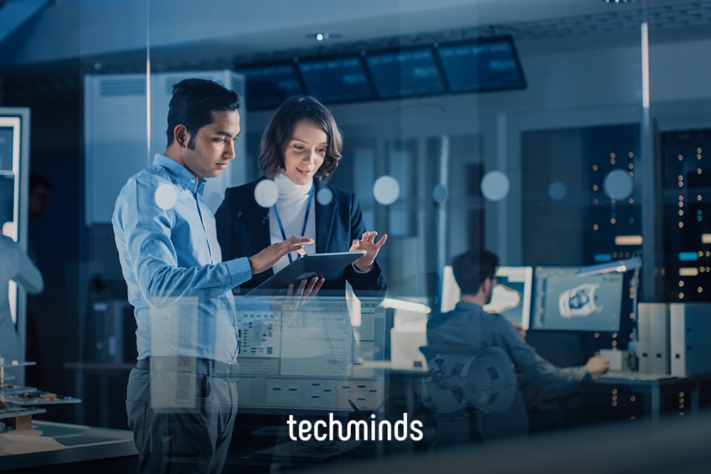 CTO und Kollegin besprechen Daten am Tablet im Tech-Büro, Jobprofil CTO