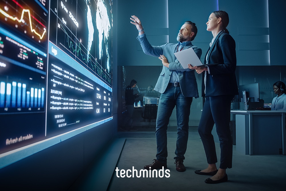 Zwei Führungskräfte vor großen Daten-Dashboards, Jobprofil Head of Development