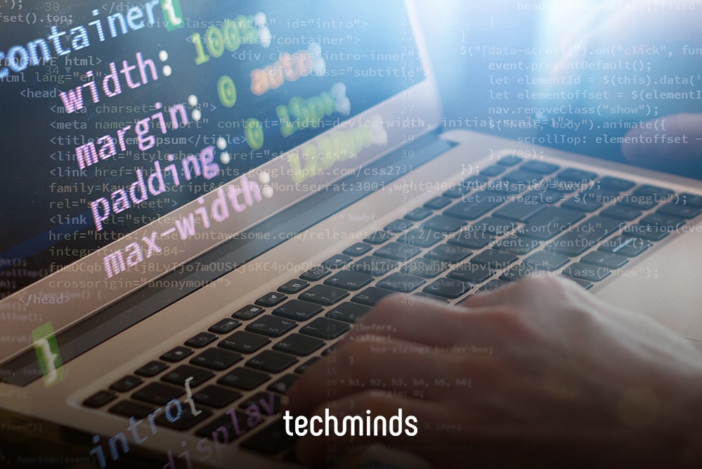 Laptop mit CSS-Code, Hand auf der Tastatur, Jobprofil Frontend Developer