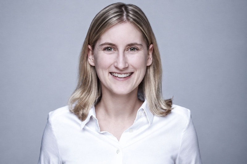 Denise Wiegner, Senior HR Consultant bei TechMinds, Porträt im weißen Hemd