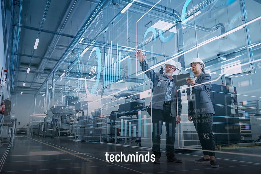 Ingenieure mit Helm in der Fabrikhalle mit digitaler Prozessansicht, Jobprofil Industrial Engineer