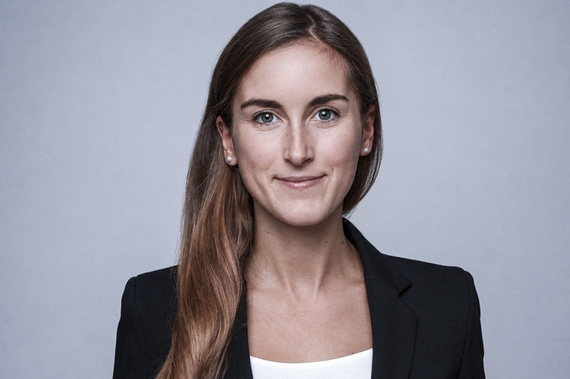 Nadine Wiegner, Senior HR Consultant bei TechMinds, Porträt im dunklen Blazer