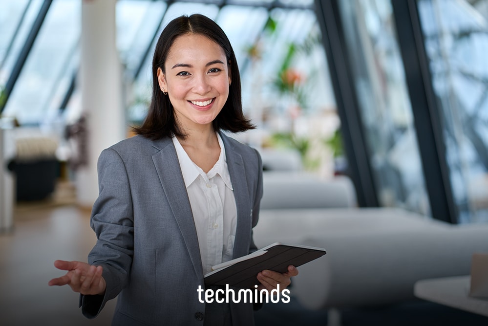 Program Managerin mit Tablet im modernen Büro, Jobprofil Program Manager