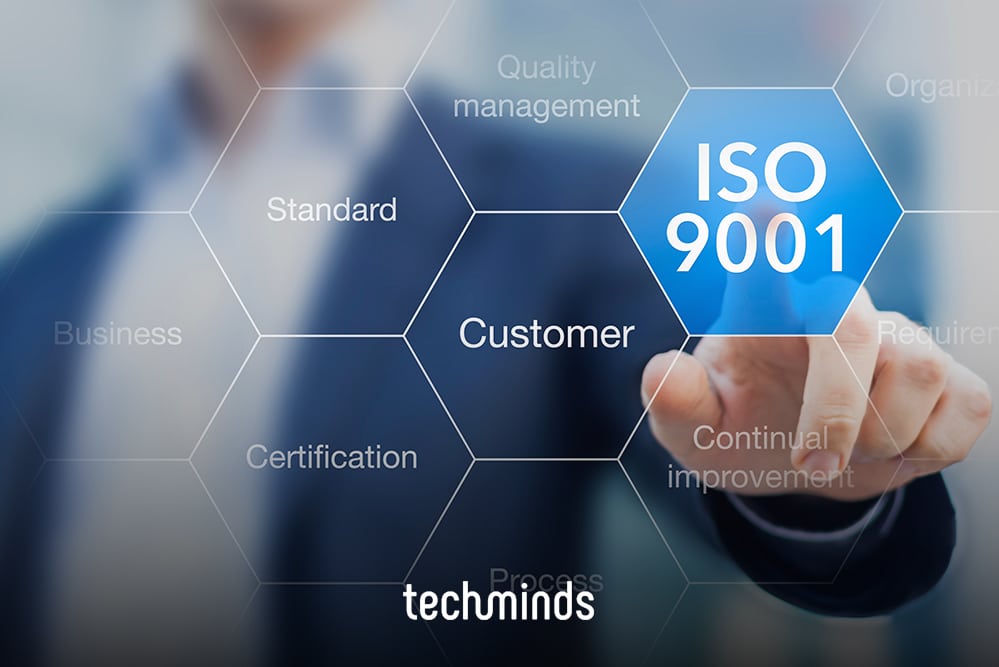 Hand zeigt auf die ISO-9001-Wabe mit Qualitätsbegriffen, Jobprofil Qualitätsmanager