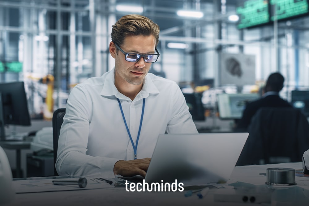 System Architect mit Laptop im Serverraum, Jobprofil System Architect
