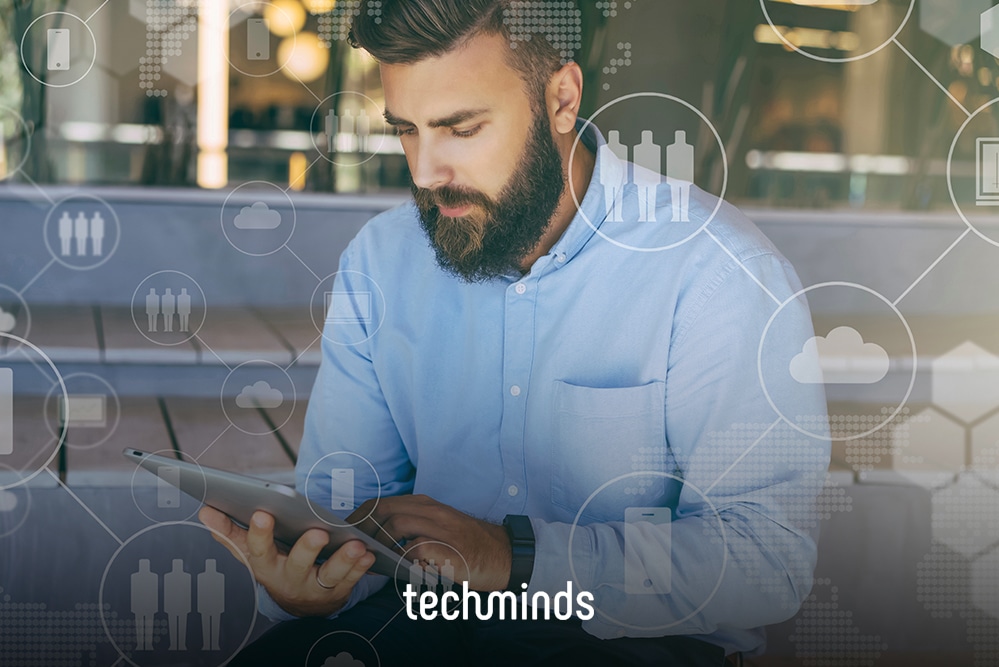 IT-Verantwortlicher mit Tablet im Serverraum, Netzwerksymbole, Jobprofil Head of IT Operations
