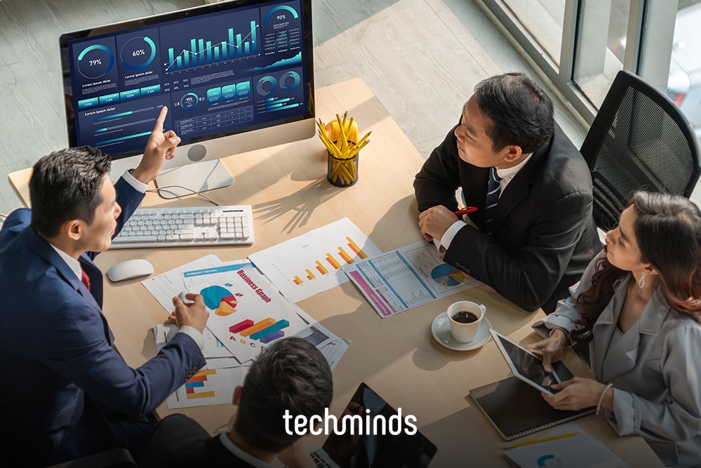 Vertriebsteam am Tisch mit Auswertungen und Dashboard, Jobprofil Head of Sales