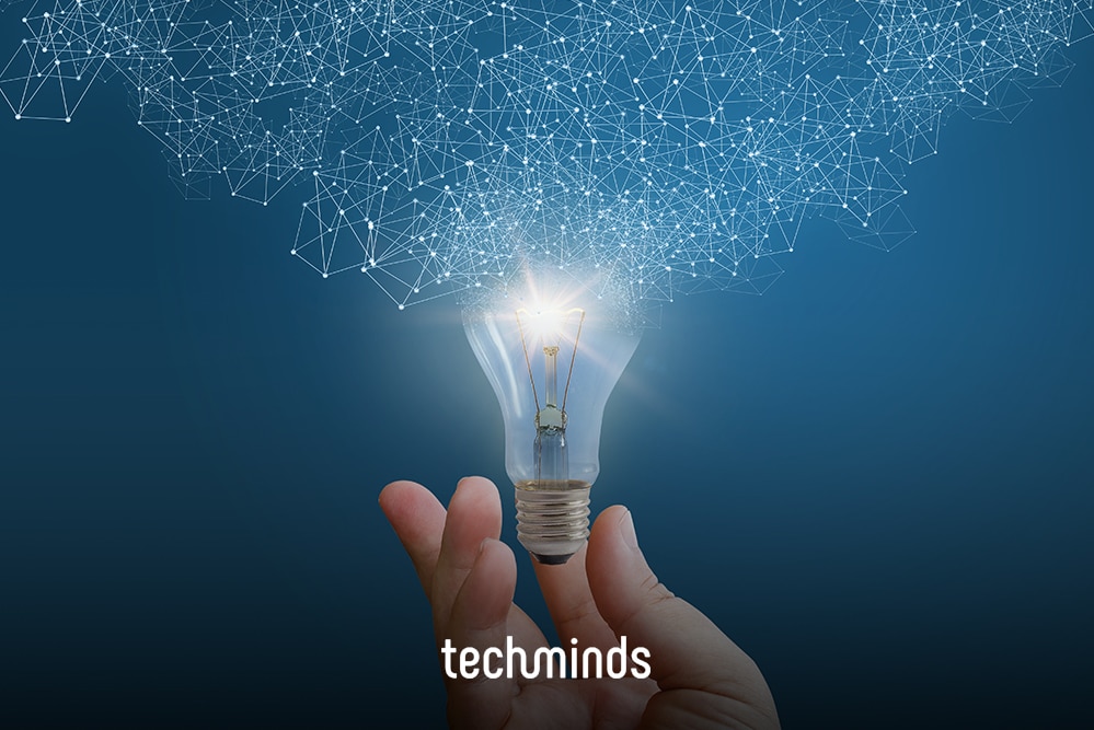 Hand hält eine leuchtende Glühbirne mit Netzwerk, Jobprofil Innovationsmanager