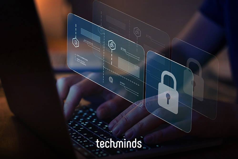 Hände am Laptop mit Schloss-Hologramm, Jobprofil IT Security Architect