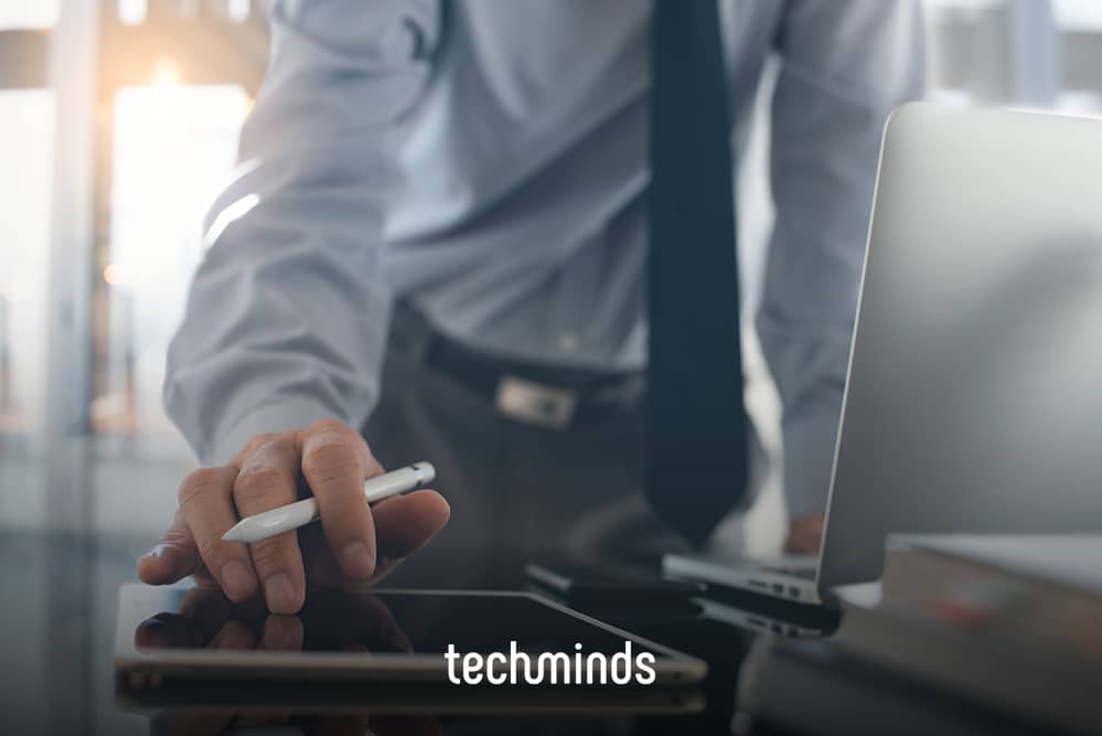 IT Security Consultant arbeitet am Laptop mit Notizen, Jobprofil IT Security Consultant