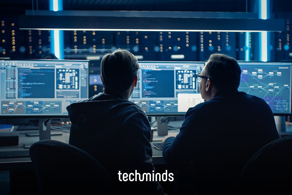 Zwei IT-Spezialisten überwachen Systeme an Monitoren, Jobprofil IT-Spezialist