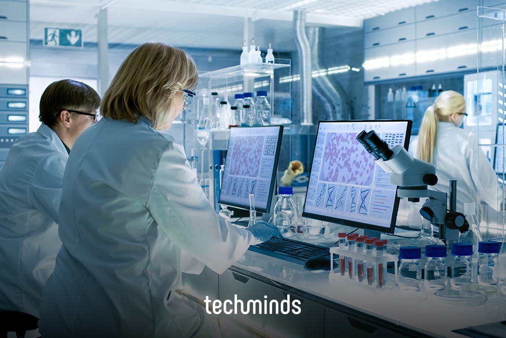 Laborteam an Computern und Analysegeräten im Labor, Jobprofil Laborleiter