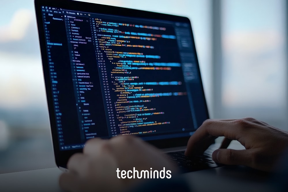 Hände am Laptop mit Quellcode auf dem Bildschirm, Jobprofil Lead Developer
