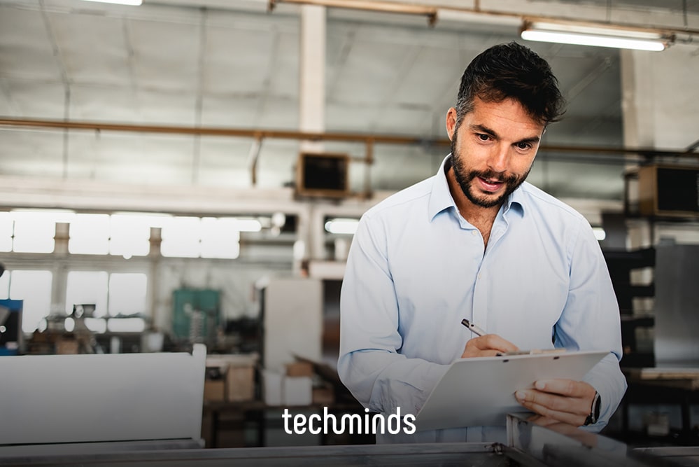 Produktionsleiter mit Tablet in der Werkhalle, Jobprofil Produktionsleiter
