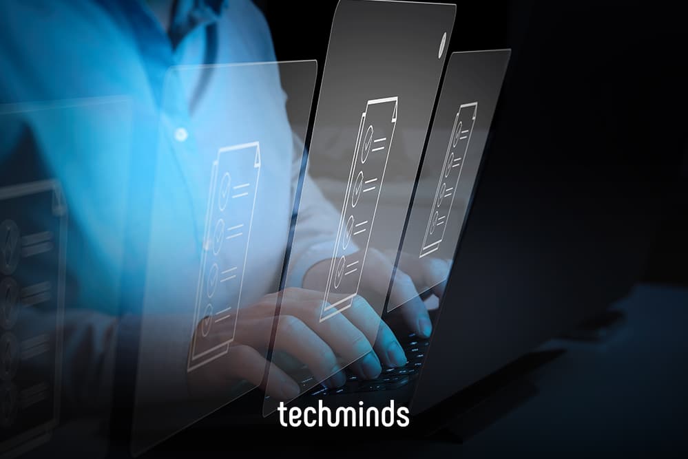 Hände auf der Tastatur mit holografischen Anforderungslisten, Jobprofil Requirements Engineer