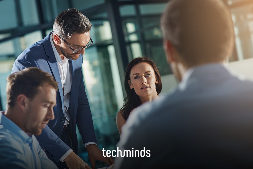 Drei Fachleute im technischen Kundengespräch, Jobprofil Sales Engineer