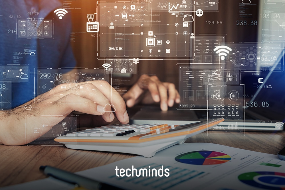 Hände am Laptop mit Taschenrechner und Lizenzauswertungen, Jobprofil Software Asset Manager