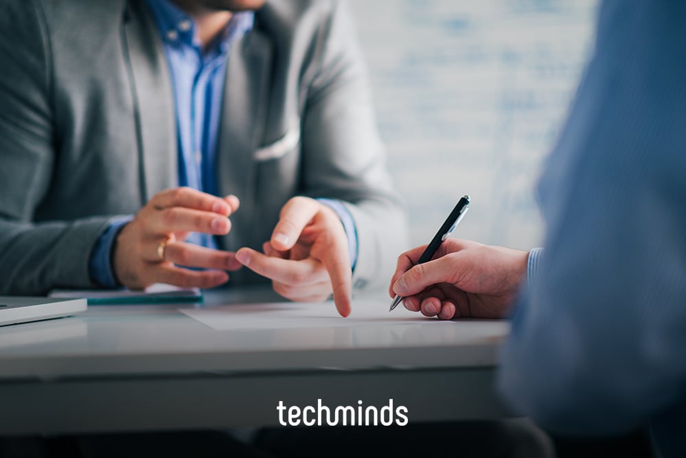 Zwei Personen besprechen und unterzeichnen Unterlagen am Schreibtisch, Jobprofil Standortleiter