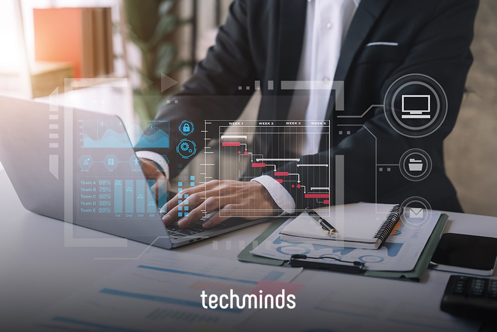 Projektleiter am Laptop mit Projektsymbolen und Notizen, Jobprofil Technischer Projektleiter