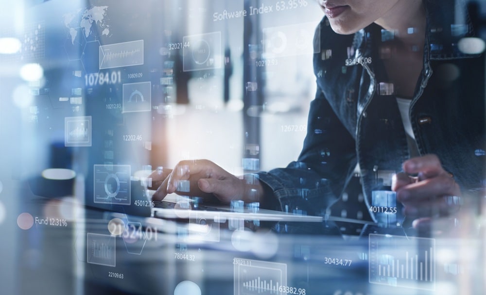Cloud-Expertin am Laptop mit KPI-Dashboard, Headhunter Cloud TechMinds