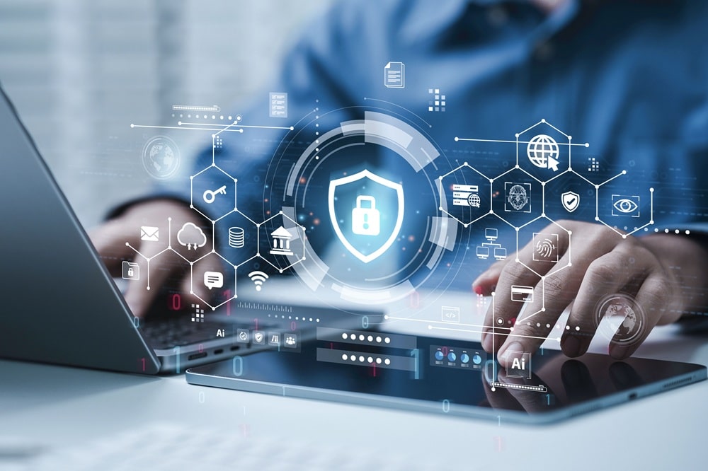 Hände am Laptop mit Schloss-Hologramm, Headhunter Cyber- und IT-Security TechMinds