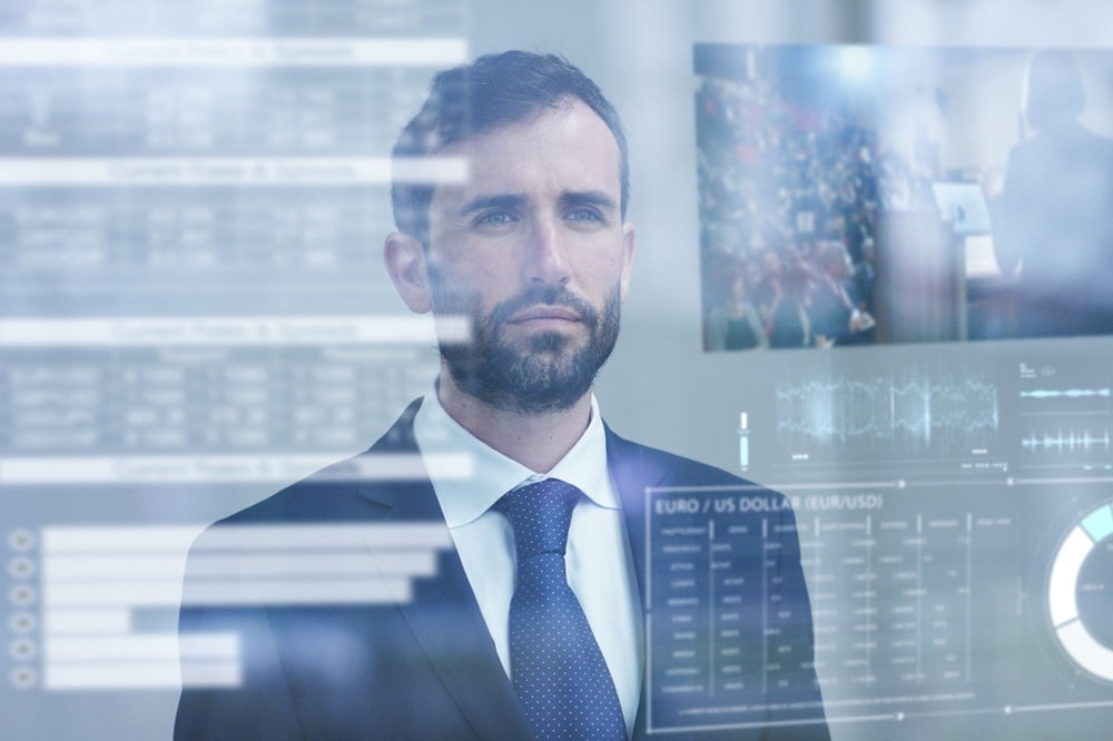 Geschäftsmann im Anzug mit digitaler Datenüberlagerung, Headhunter Digital TechMinds