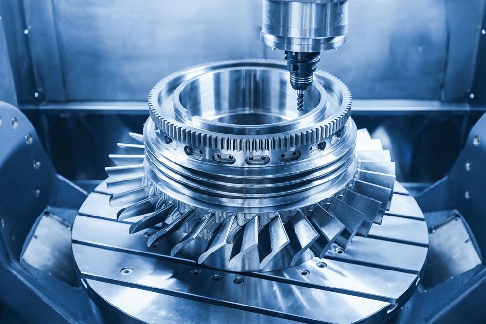 CNC-Fräsmaschine bearbeitet ein Turbinenrad aus Metall
