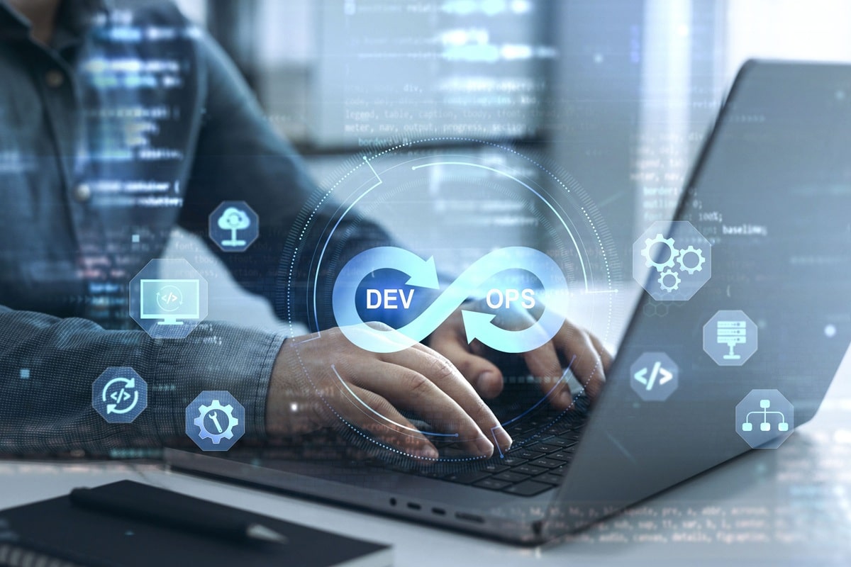 Hände am Laptop mit DevOps-Symbolen und Endlosschleife