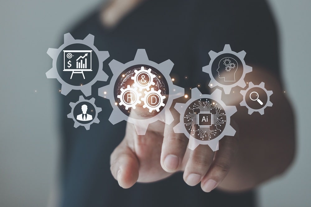 Hand mit vernetzten Zahnrad- und Innovationssymbolen