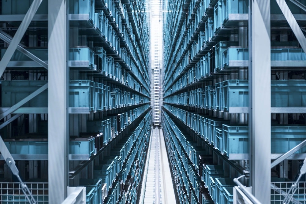 Blick in ein automatisiertes Hochregallager