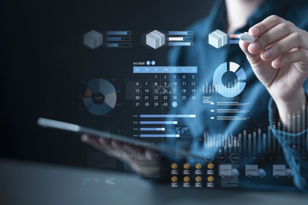 Hand mit Tablet und eingeblendeten Produkt- und Analysesymbolen