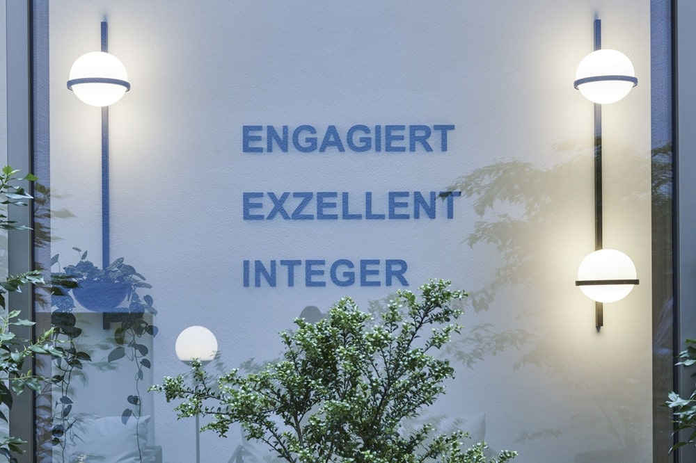 TechMinds Bürowand mit den Unternehmenswerten Engagiert, Exzellent und Integer.