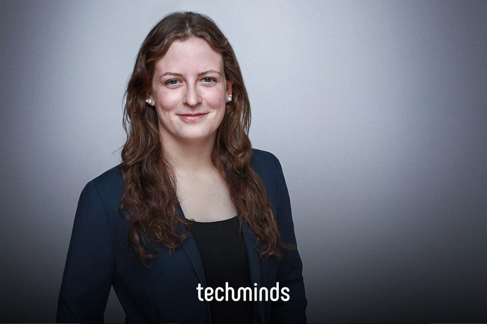 Professionelles Porträt von Personalberaterin Denise Köpke bei TechMinds im Marine-Blazer.