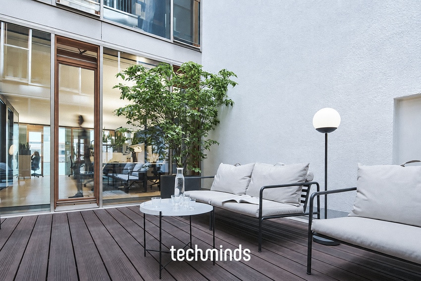 Lounge im Innenhof des TechMinds Büros Hamburg, seitlicher Blick auf die Sitzgruppe