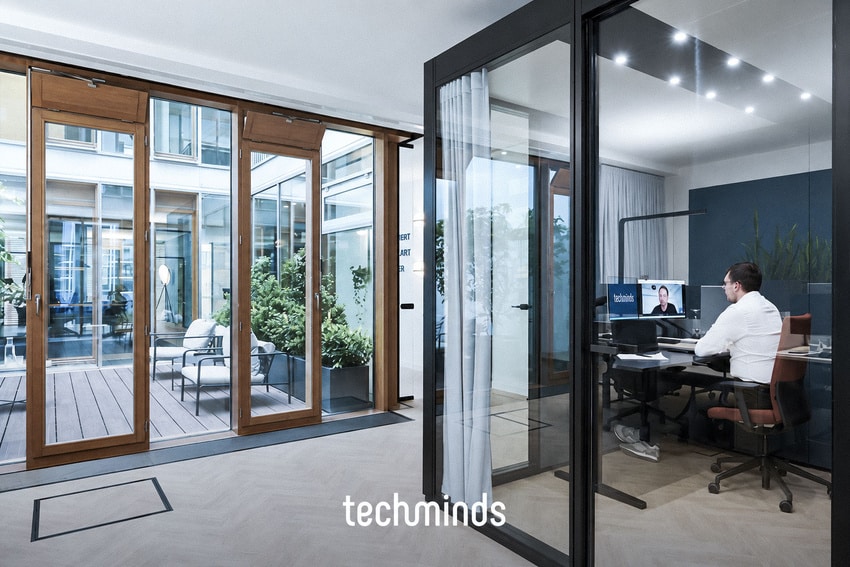 Einzelbüro mit Glasfront im TechMinds Büro Hamburg, Personalberater in einer Videokonferenz