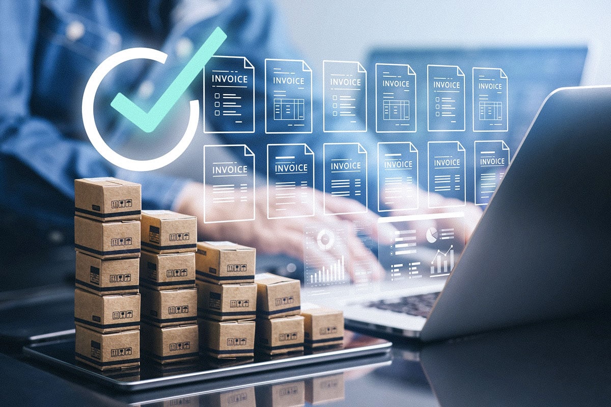 Hände am Laptop mit Häkchen, Paketen und Rechnungs-Icons, Headhunter Einkauf und IT-Procurement