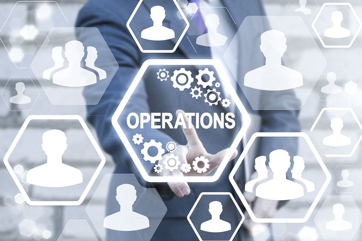 Schriftzug Operations in einer Wabengrafik mit Personen- und Zahnradsymbolen
