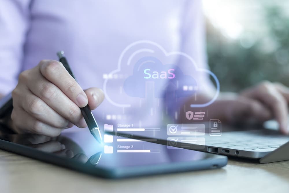 Hand mit Stift am Tablet und SaaS-Wolke, Headhunter SaaS TechMinds