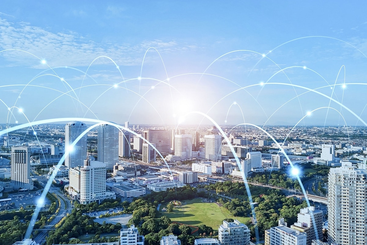 Stadtpanorama mit Netzwerkverbindungen über den Gebäuden