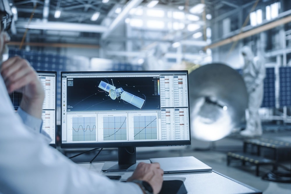 Ingenieure am Bildschirm mit Satellitenmodell, Personalberatung Raumfahrt TechMinds