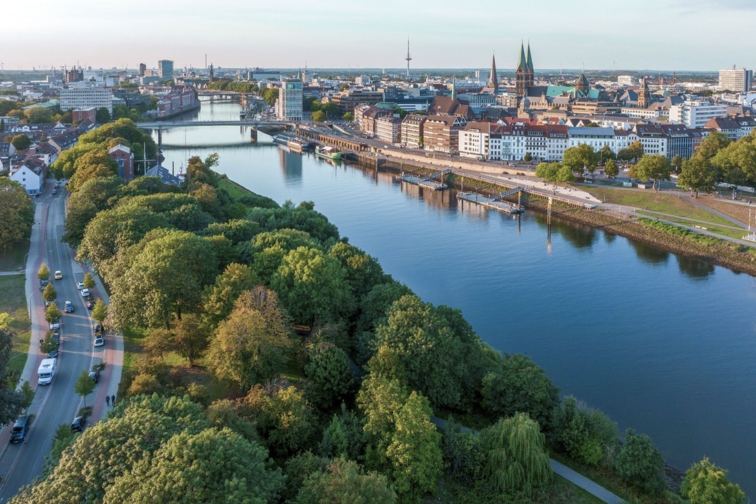 Bremen, Deutschland. Luftbild im historischen Zentrum von Bremen, Marktplatz bei Sunrise.