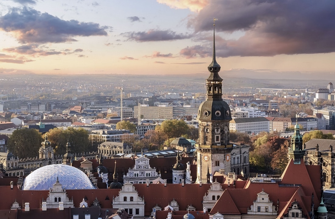 Blick über die Dresdner Altstadt mit ihren Türmen im Abendlicht