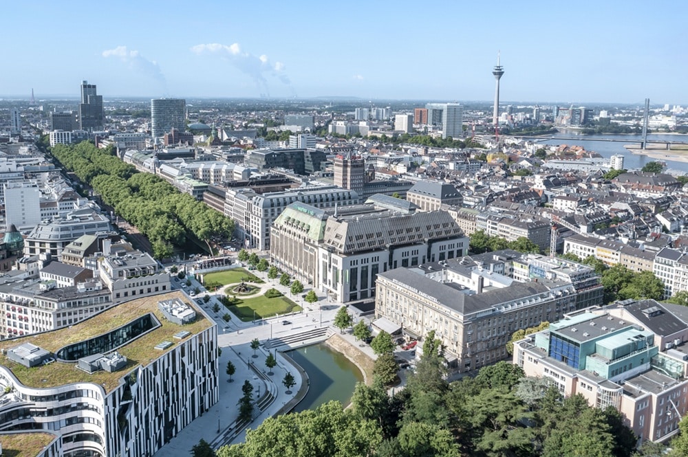 Luftaufnahme des Kö-Bogens in Düsseldorf mit dem Rheinturm im Hintergrund