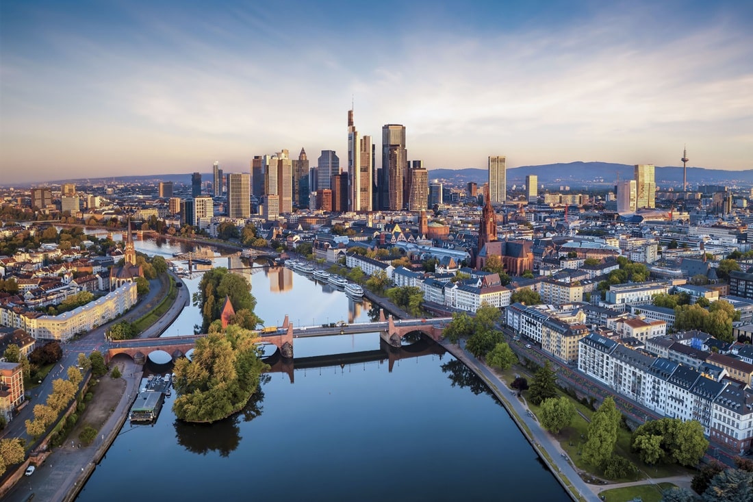 Frankfurter Skyline am Main mit den Türmen des Bankenviertels