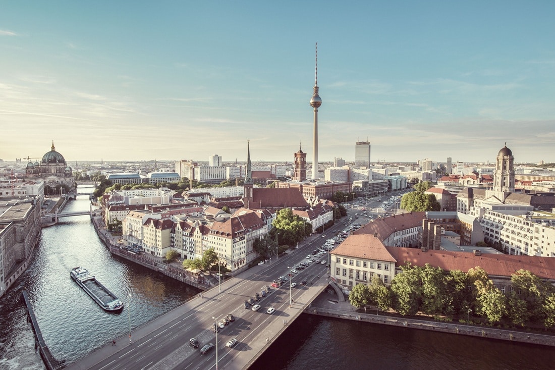Berliner Skyline mit Fernsehturm und Spree im Abendlicht, Headhunter IT Berlin TechMinds