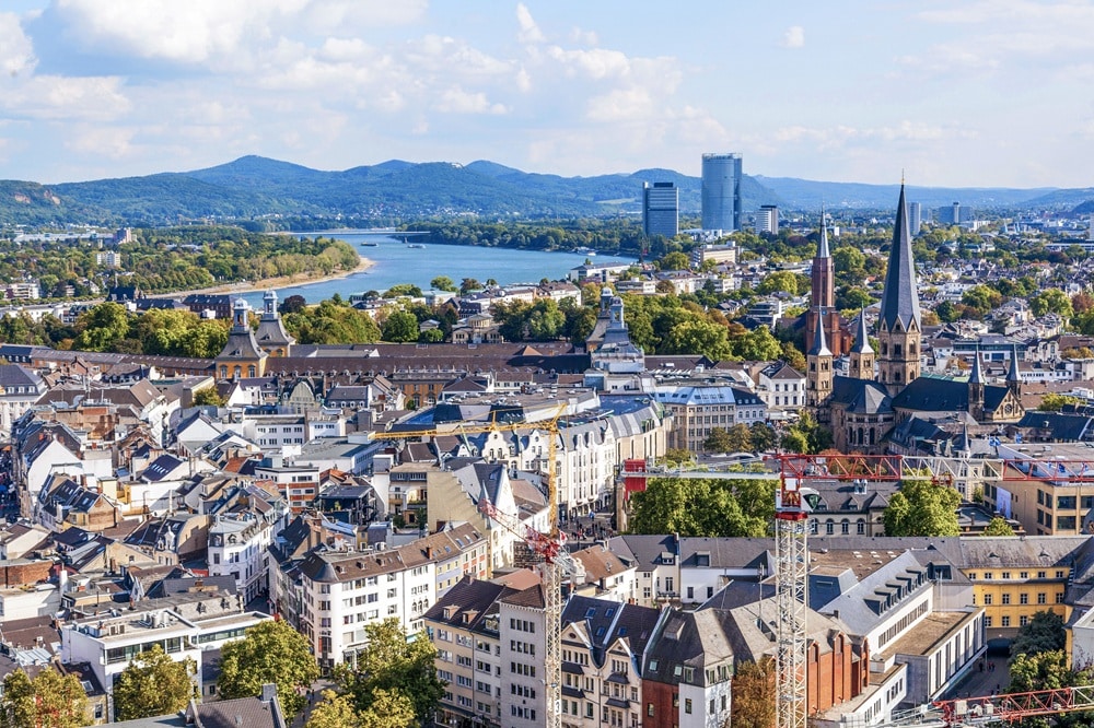 Blick über die Bonner Innenstadt zum Rhein mit dem Siebengebirge im Hintergrund