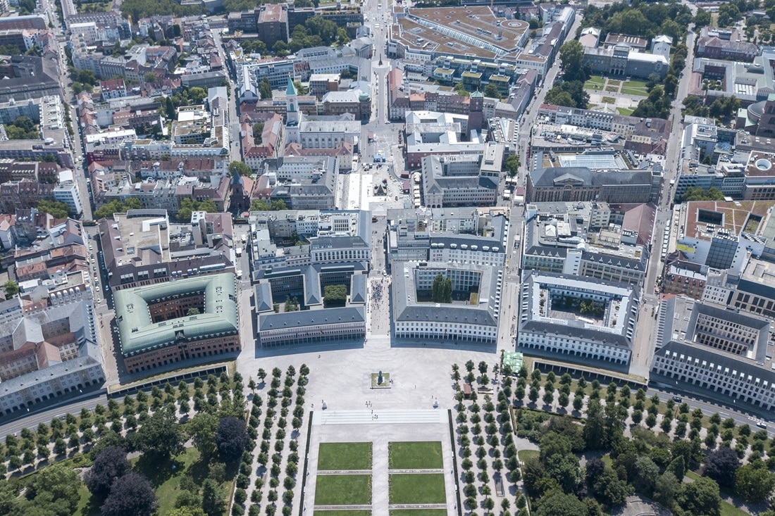 Luftaufnahme des Karlsruher Schlosses mit dem fächerförmigen Schlossgarten